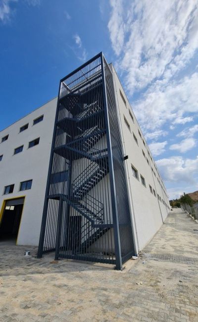Thi công cầu thang thoát hiểm ngoài trời